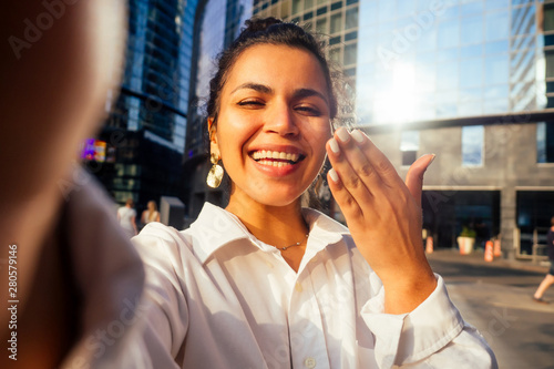 Canvas Print beautiful india girl making selfie on the background of the business center Mosc
