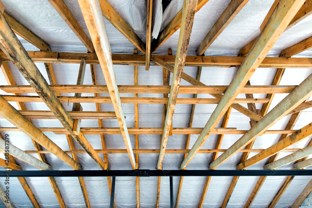 Obraz premium Double roof rafters. Construction of second floor inside