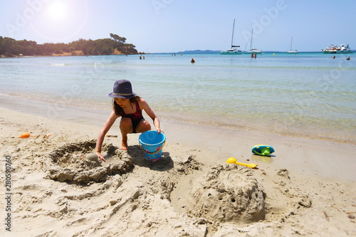 Ein Mädchen spielt am Strand am Mittelmeer