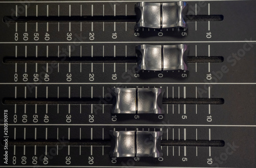 Foto Audio Mixer with Faders pushed up on a Yamaha Mixer