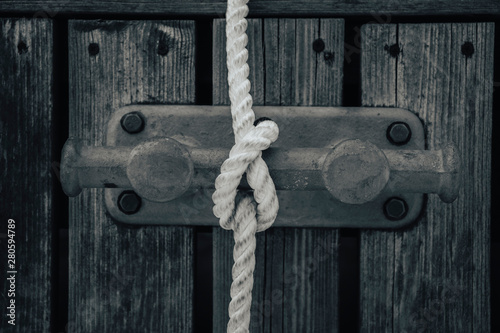 Self-tightening knot