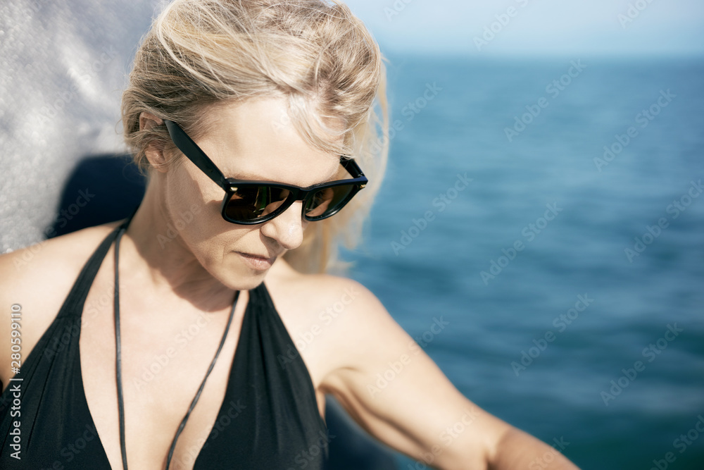 Attraktive Frau auf dem Boot am Meer Attraktive Frau auf dem Boot am Meer