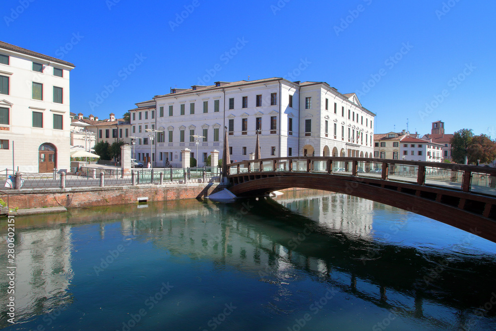 palazzi storici a treviso con ponte e fiume in italia, historic buildings in Treviso with bridge and river in Italy