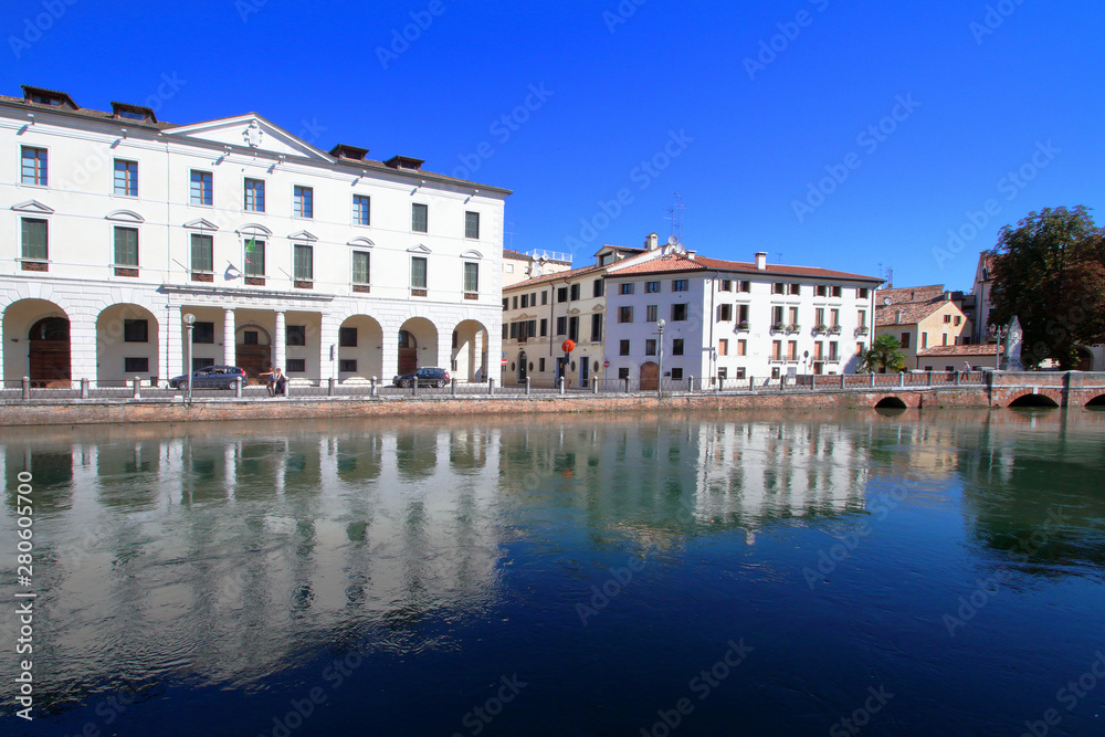  palazzi storici a treviso con ponte e fiume in italia, historic buildings in Treviso with bridge and river in Italy