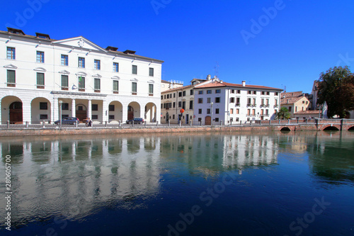  palazzi storici a treviso con ponte e fiume in italia, historic buildings in Treviso with bridge and river in Italy