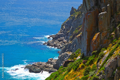 Schroffe Felsküste und unberührte Natur in Kap-Region in Südafrika photo