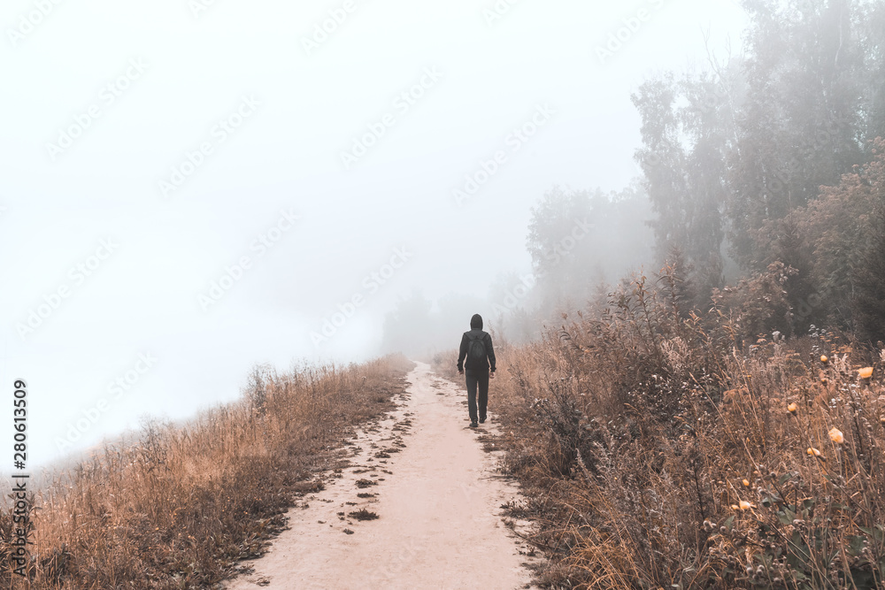 Obraz premium A man going into the misty distance