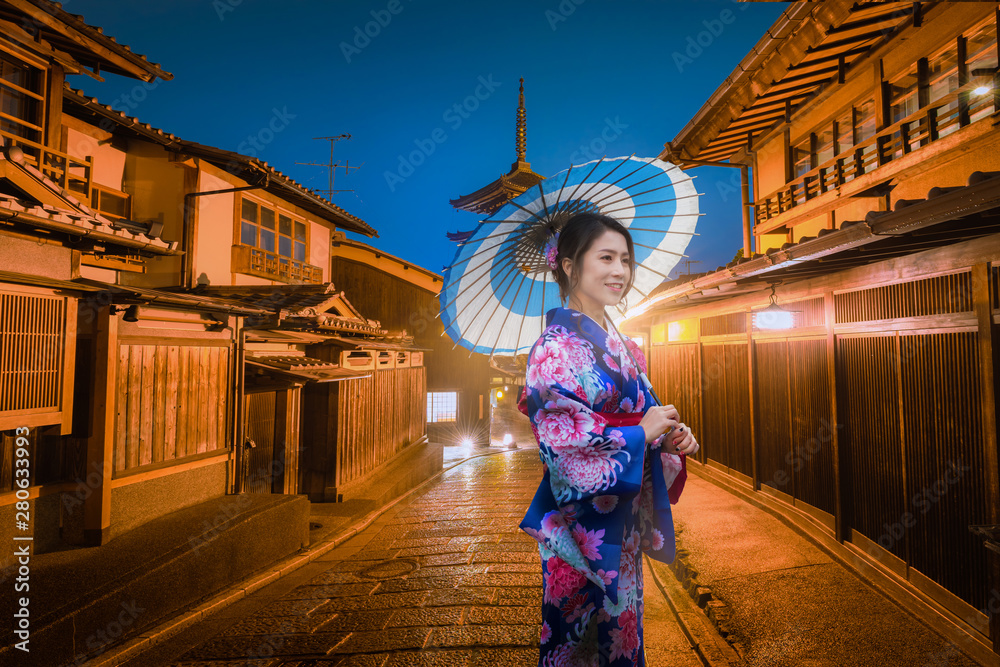 Fototapeta premium Young asian women wearing traditional Japanese Kimono at Yasaka Pagoda and Sannen Zaka Street in Kyoto, Japan.