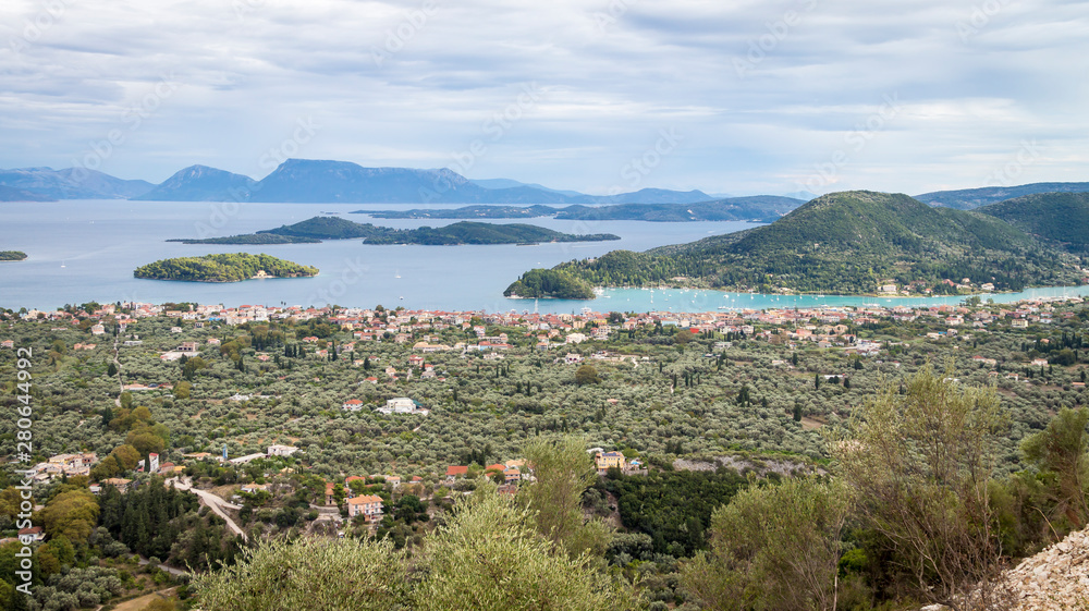 Blick von Lefkada auf Nydri und die Inseln Sparti Lefkados, Skorpios und Madouri