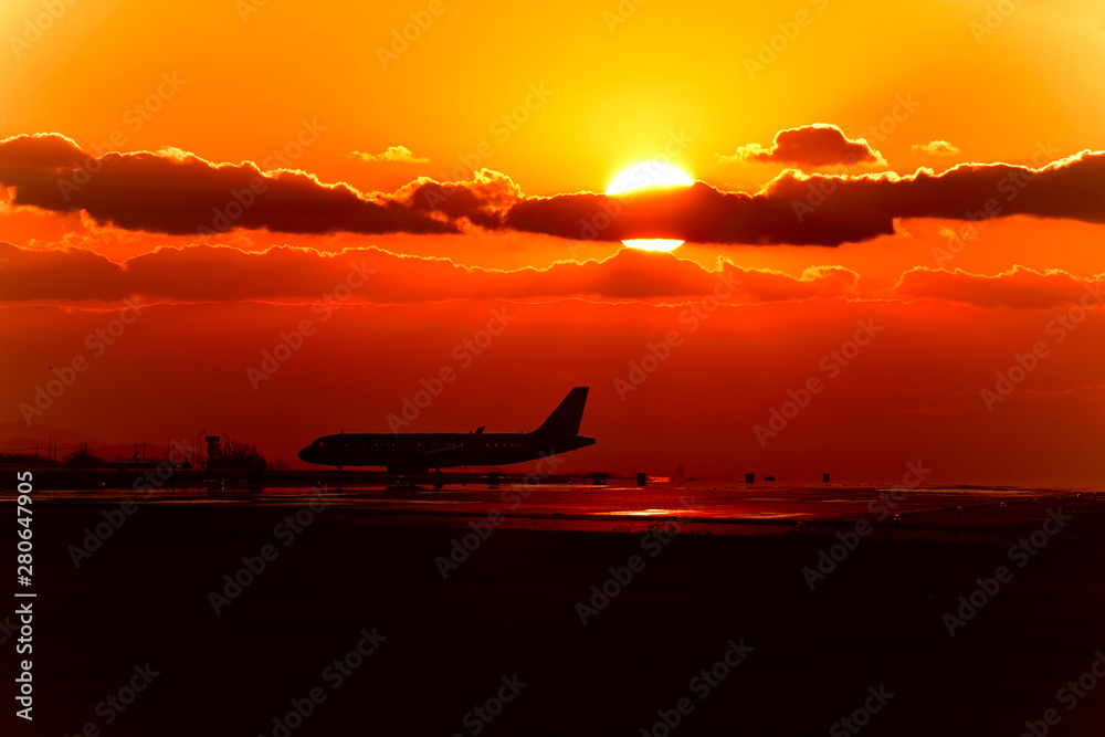 美しい夕焼け雲の空 夕日を背景に滑走路を走行する航空機 シルエット 景色 撮影場所 日本 秋 九州 熊本県 Beautiful Sunset Cloud Sky Aircraft Silhouette Scenery Running On The Runway Against The Backdrop Of The Setting Sun Location Japan Stock