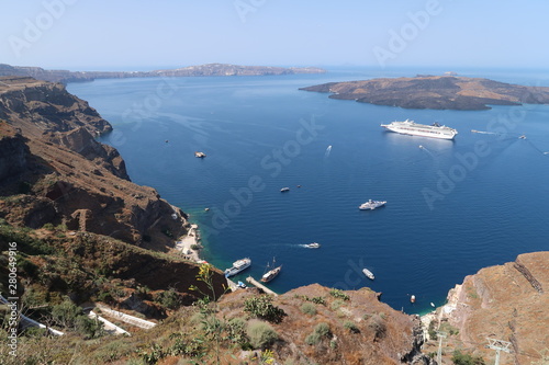 Santorini Caldera mit Kreuzfahrtschiffen im meer