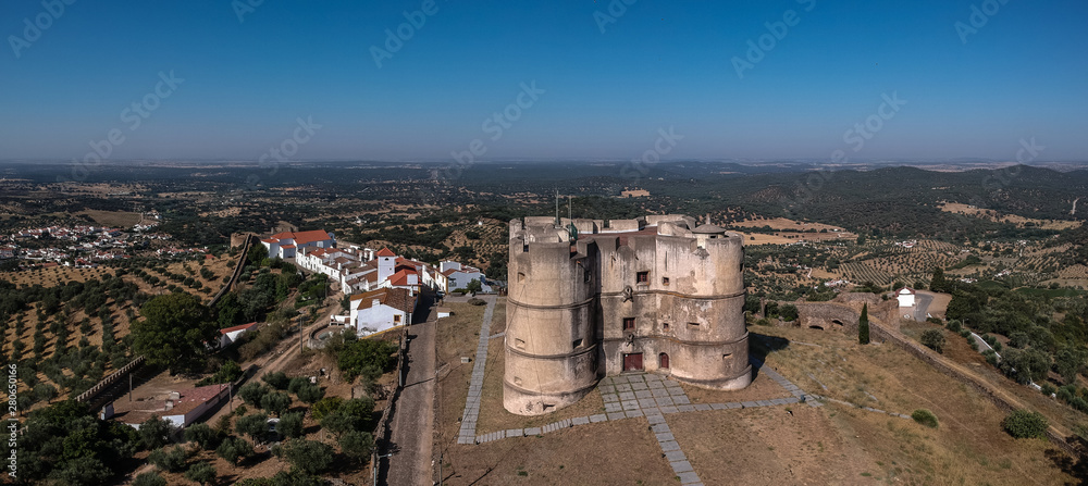 Evoramonte (Portugal) - Vue aérienne du village fortitfié - obrazy, fototapety, plakaty 