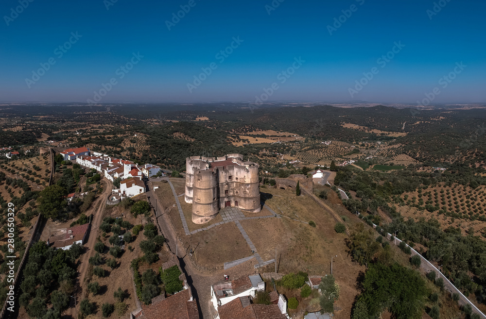 Evoramonte (Portugal) - Vue aérienne du village fortitfié