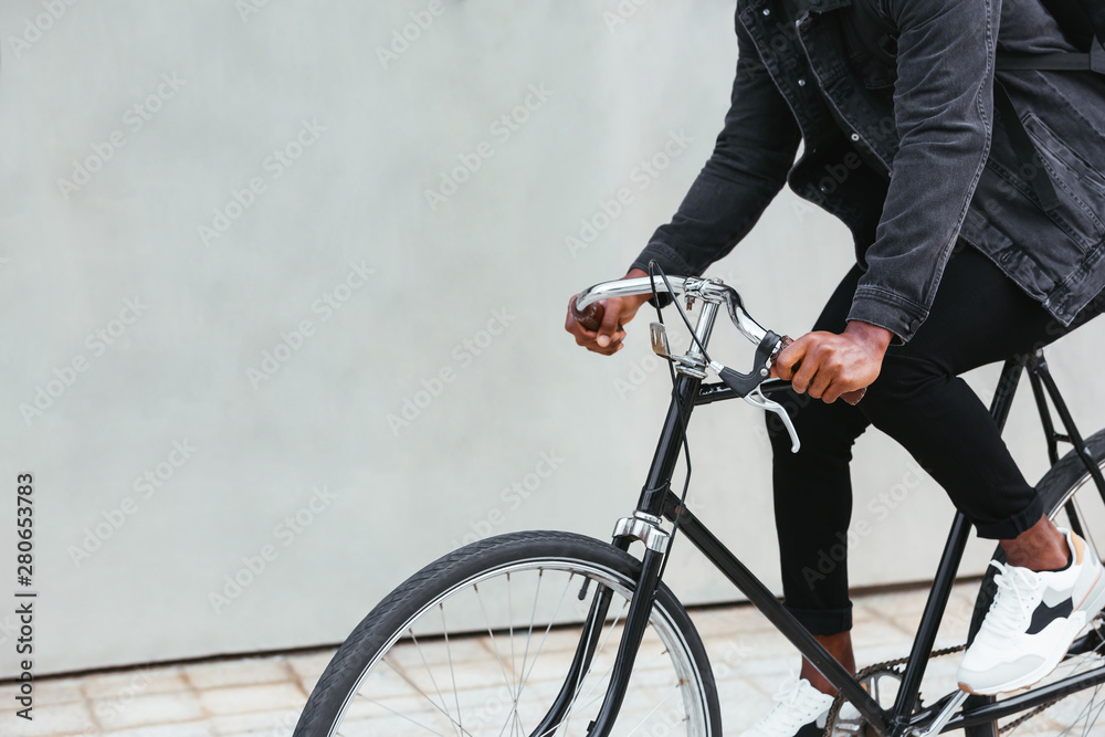 Cycling the city. Cycling the city.