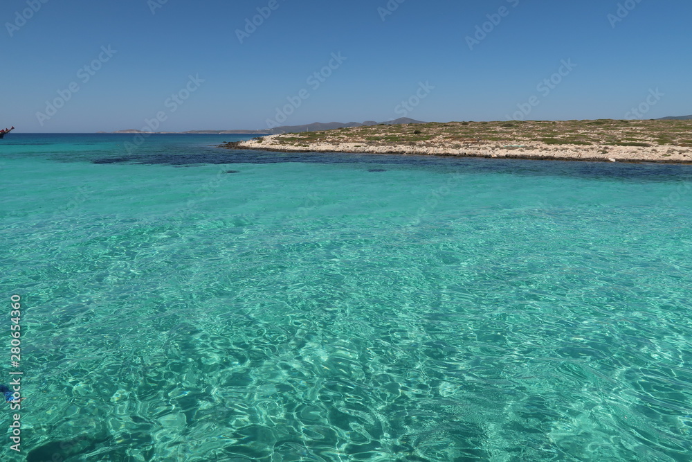 Fototapeta premium Türkises meer vor griechischer Insel Paros Kykladen