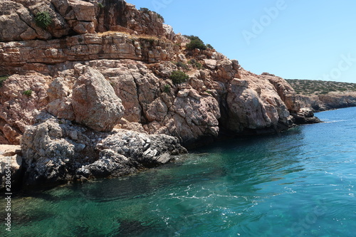 Griechische Bucht auf Paros - Grotte - Türkis blaues Meer © Claudia