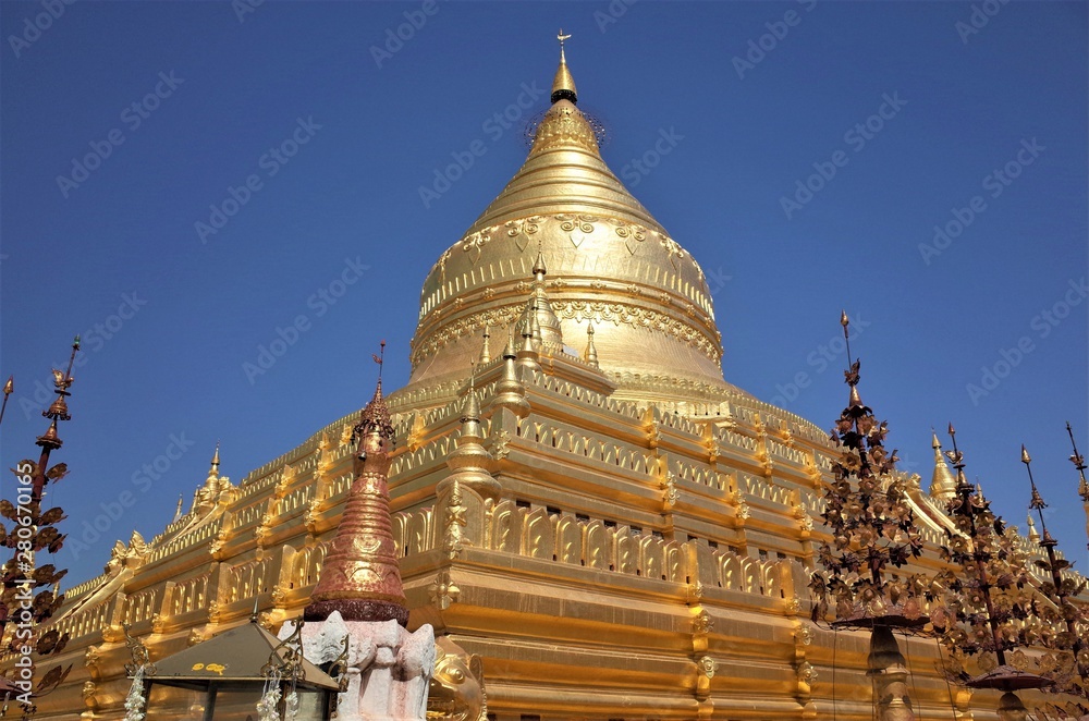 Fototapeta premium Shwe zyi gon paya in Bagan