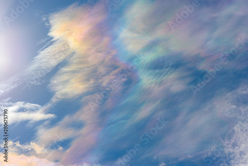 虹色に染まる雲