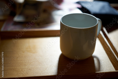 Fototapeta Naklejka Na Ścianę i Meble -  テーブルの上のマグカップ・逆光・アップ
