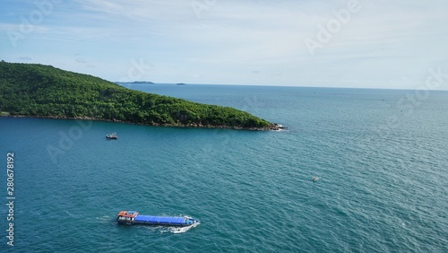 Fototapeta Naklejka Na Ścianę i Meble -  Ariel view of Hon Thom island from cable car