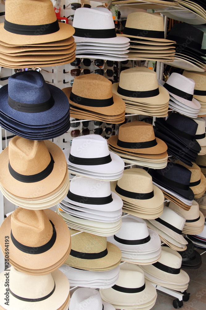 viele verschiedene Hüte an einem Verkaufsstand