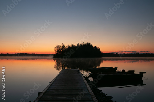 malerischer Steg am Stora Hensjön See in Schweden