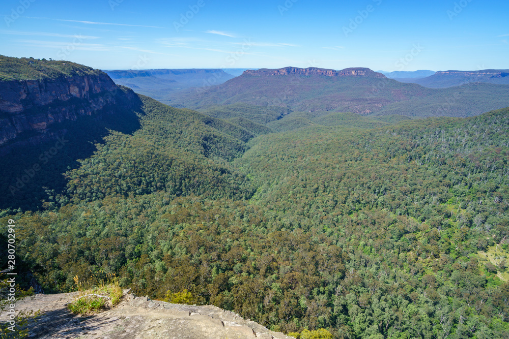 Fototapeta premium hiking to olympian rock lookout, blue mountains, australia 5