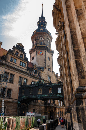 Residenzschloss mit Übergang zur Hofkirche und Blick auf den Hausmannsturm in Dresden