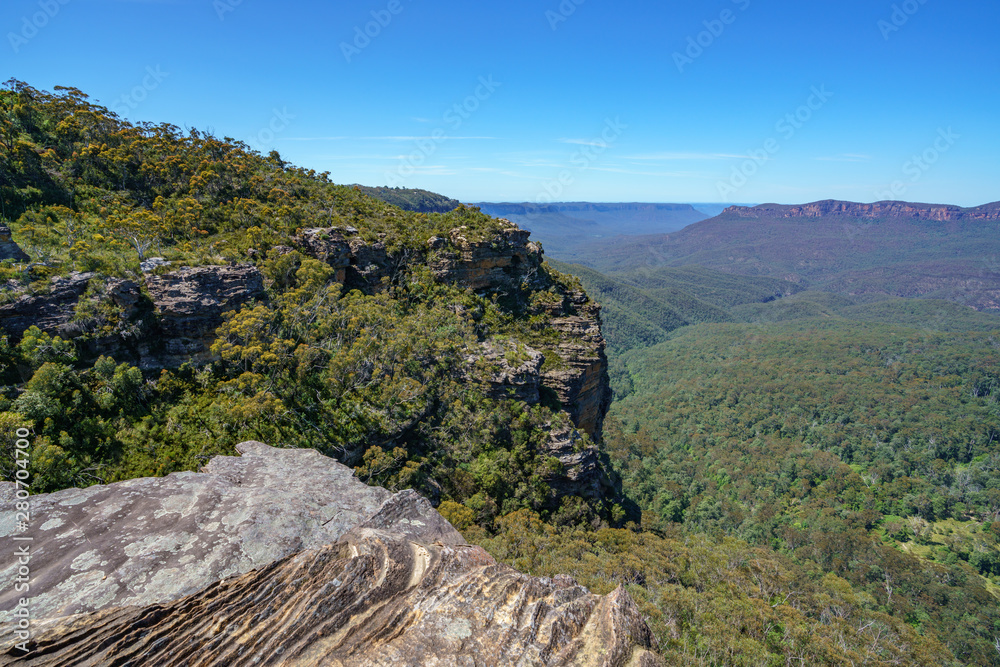 Obraz premium hiking the prince henry cliff walk, blue mountains, australia 25