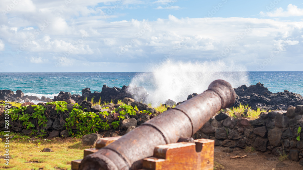 Vieux canon devant une mer agitée frappant un littoral rocheux Vieux canon devant une mer agitée frappant un littoral rocheux