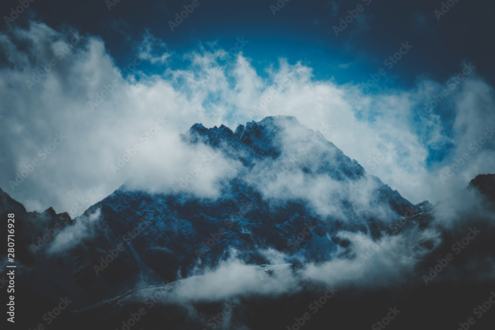 dramatische Bergspitze in den Alpen bei Regen Wetter.