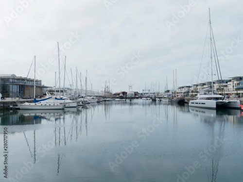 Port de Plaisance de La Rochelle en Charente-Maritime face à l'Océan Atlantique. Vue sur l'aquarium et le musée maritime