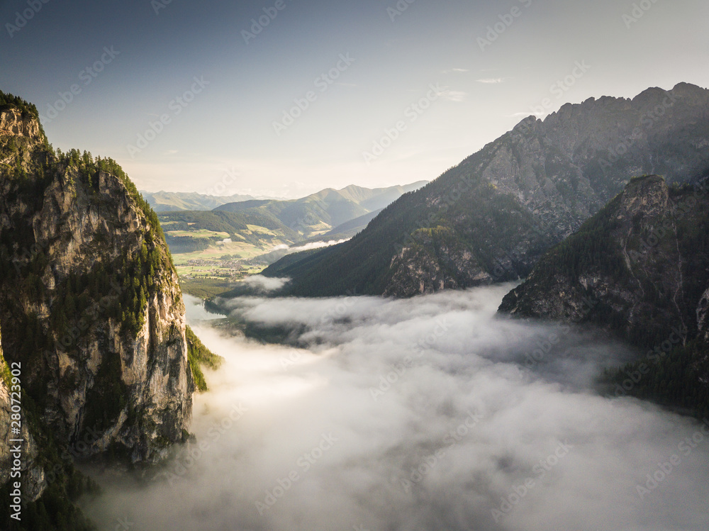 vista aerea della valle di dobbiaco piena di nebbia