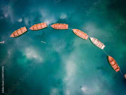 vista aerea della barche di legno al lago di braies sulle dolomiti