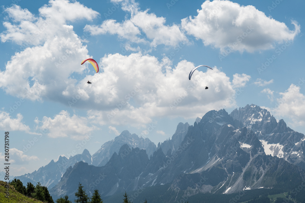 parapendio sulle dolomiti nei pressi di san candido