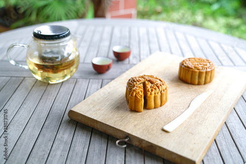 Billede på lærred Moon cakes served with chinese tea. Mid autumn festival.