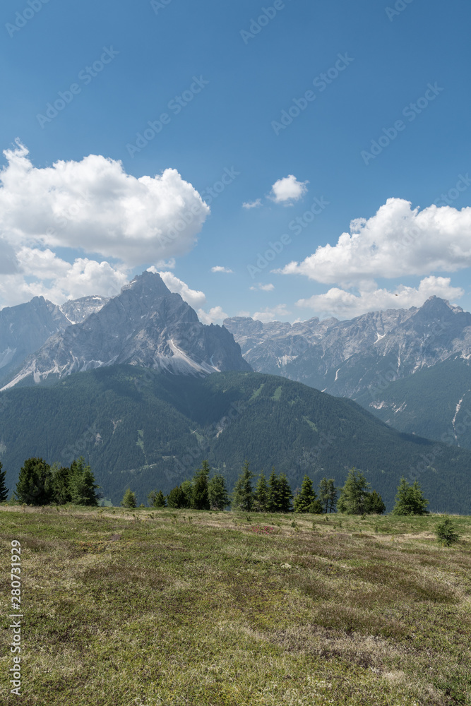 vista panoramiche delle dolomiti nei pressi di san candido