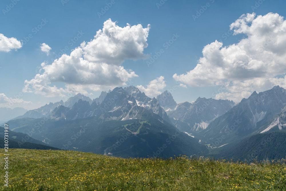 Fototapeta premium vista panoramiche delle dolomiti nei pressi di san candido