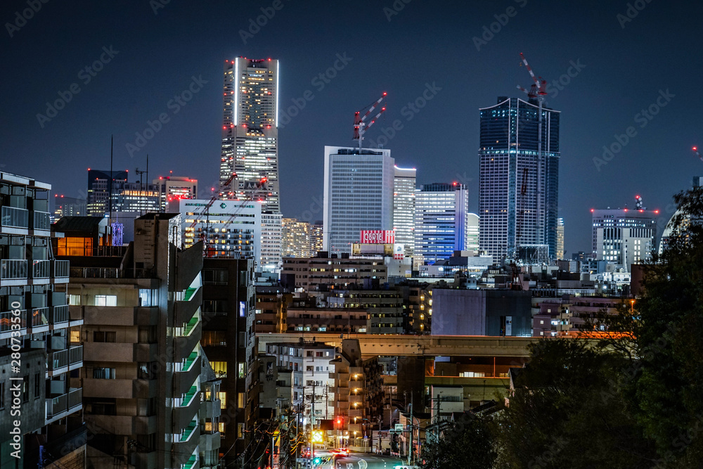 横浜みなとみらいのビル群の夜景と交通 横浜みなとみらいのビル群の夜景と交通