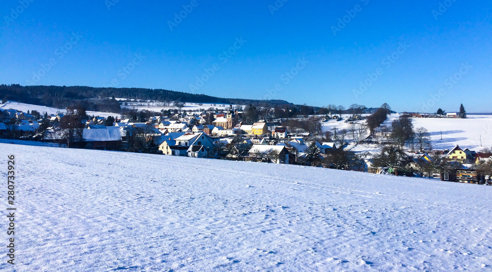 Dorfansicht von Oepfershausen im Winter