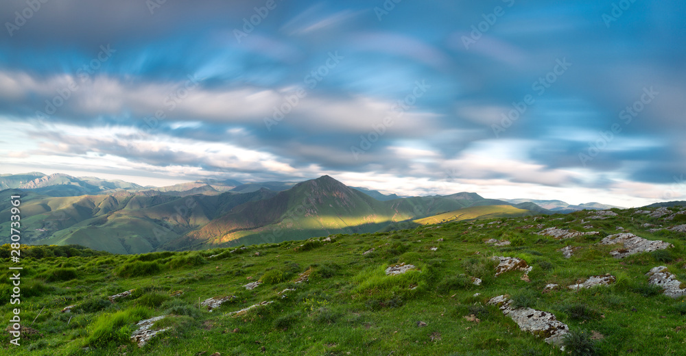 Preciosa vista panorámica de cordillera montañosa con cielo azul y nubes