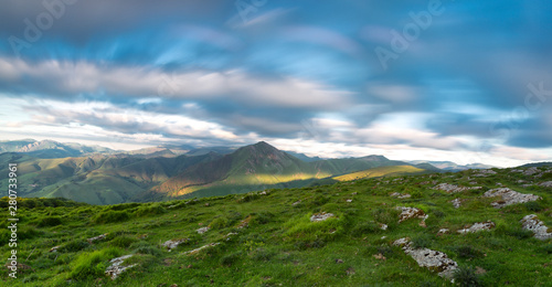 Fototapeta Naklejka Na Ścianę i Meble -  Preciosa vista panorámica de cordillera montañosa con cielo azul y nubes