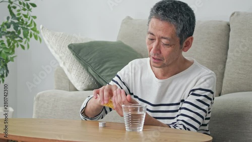 サプリメントを飲む男性 photo