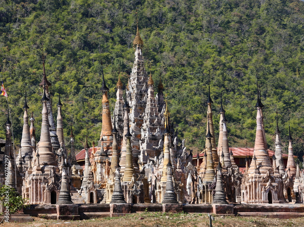 Obraz premium Buddhist temple complex Shwe Indein Pagoda at Inle Lake. Myanmar. Burma.