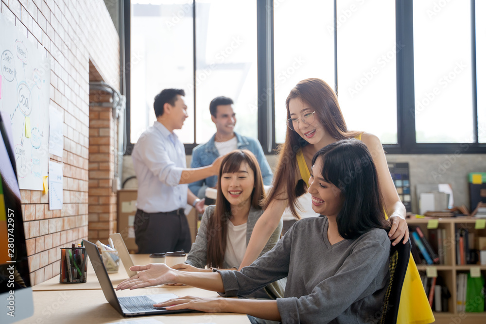 Obraz premium Group of Asian business people team meeting in modern office working design planning and ideas concept