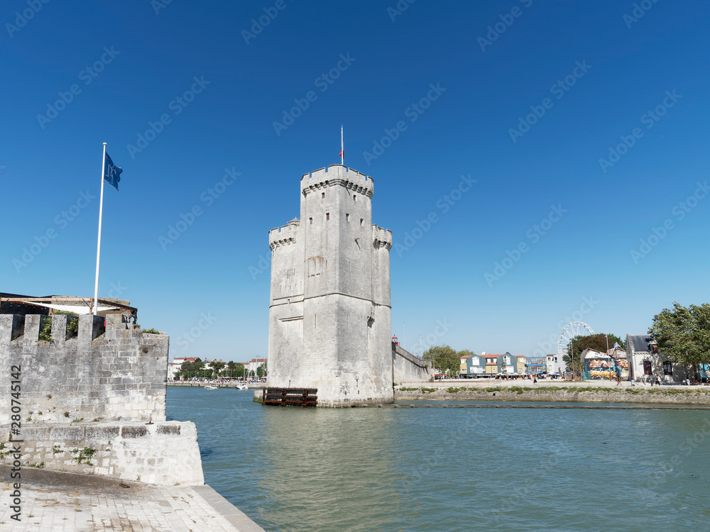 La Rochelle en Charente-Maritime. Vue sur la tour Saint-Nicolas dominant l'entrée du Vieux-Port