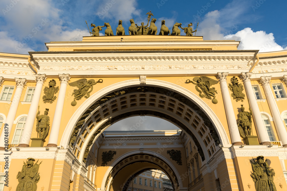 Obraz premium arch of the general staff on palace square