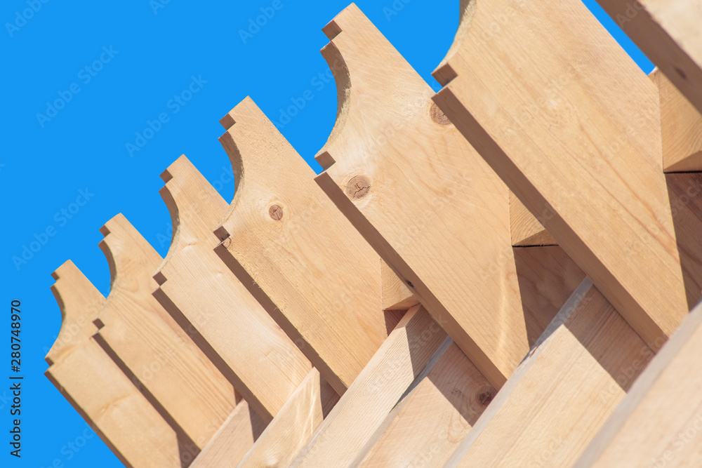 Teile am Dach bei dem Bau eines neuen Holzhauses