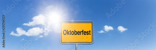 Schild „Oktoberfest“ vor Himmel mit Weissen Wolken