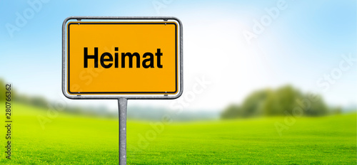 Straßenschild „Heimat“ vor Landscharf mit Unschärfe Efffekt